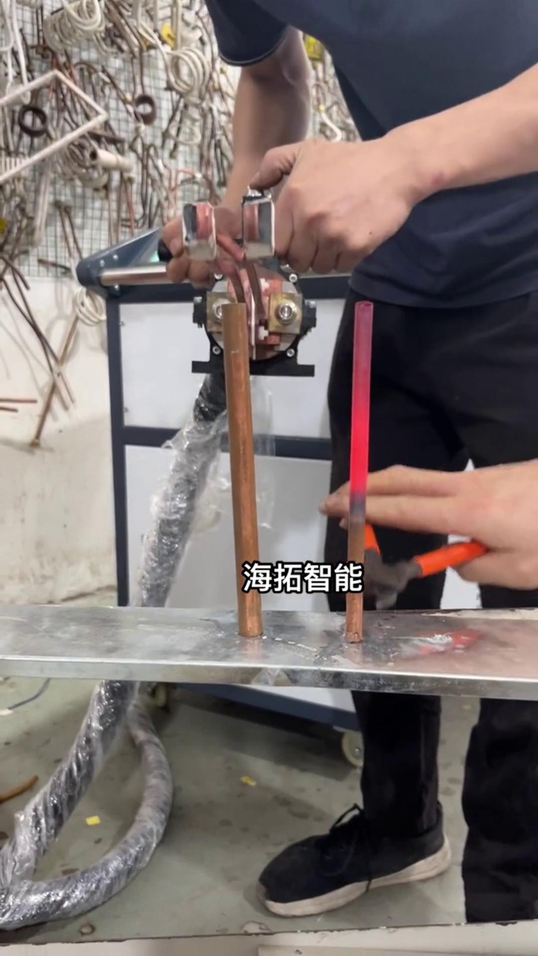 銅管加熱退火有難度嗎？沒(méi)有！只要用了海拓智能感應(yīng)加熱設(shè)備，什么淬火退火加熱焊接一切都不是問(wèn)題。 