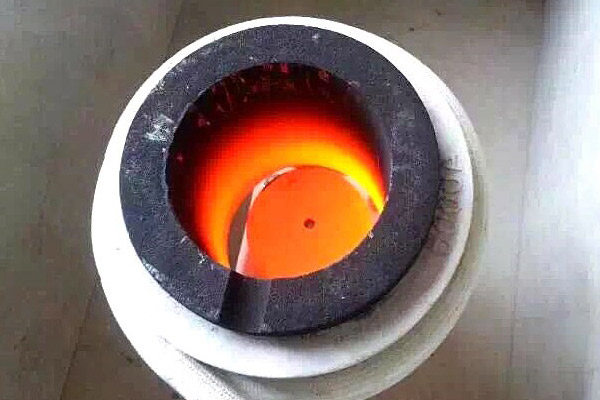 貴金屬熔煉爐，它是一種采用中頻感應(yīng)加熱設(shè)備的環(huán)保熔