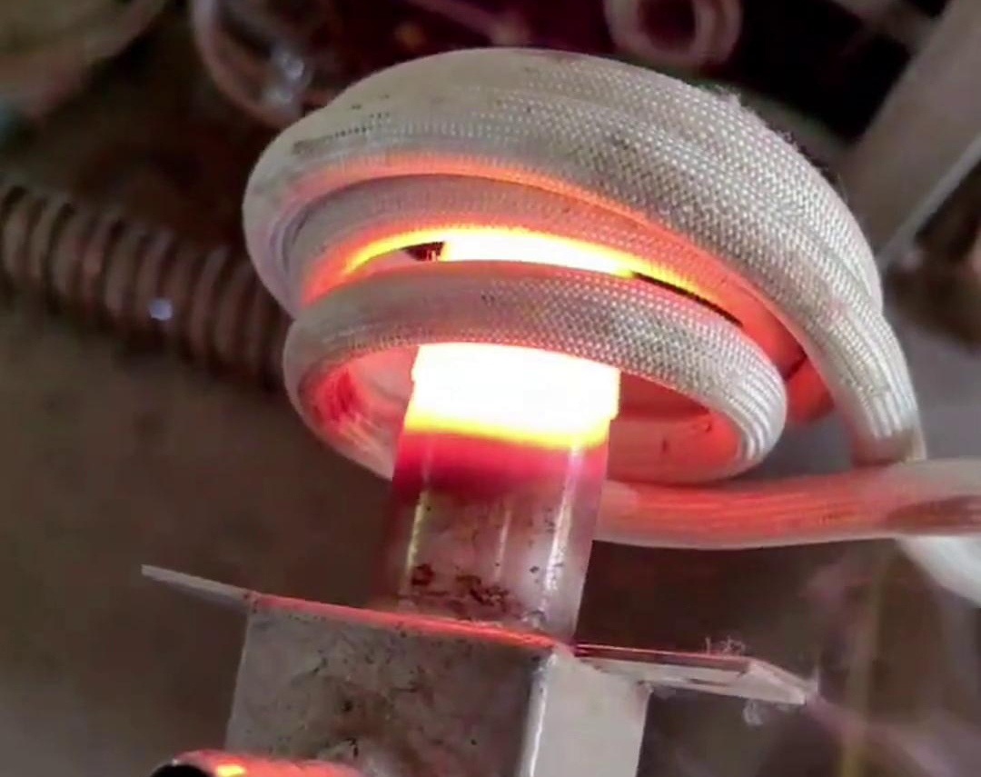 手持式高頻機加熱不銹鋼管是一種高效、精確的加熱方法