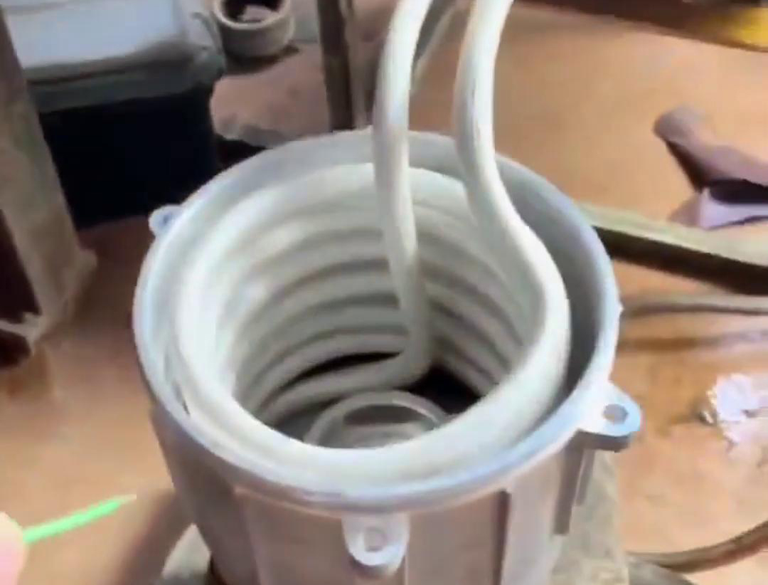 在電機裝配中，使用高中頻感應加熱設備進行軸套或軸承的熱裝確實是一種常見的裝配方法