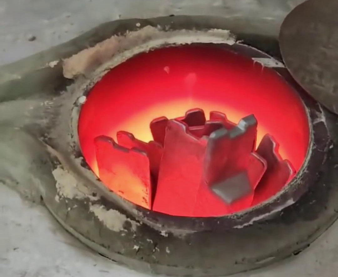 根據(jù)客戶特定的熔煉需求、生產(chǎn)規(guī)模、場(chǎng)地條件等因素，專門(mén)設(shè)計(jì)和制造的中頻感應(yīng)熔鋁爐