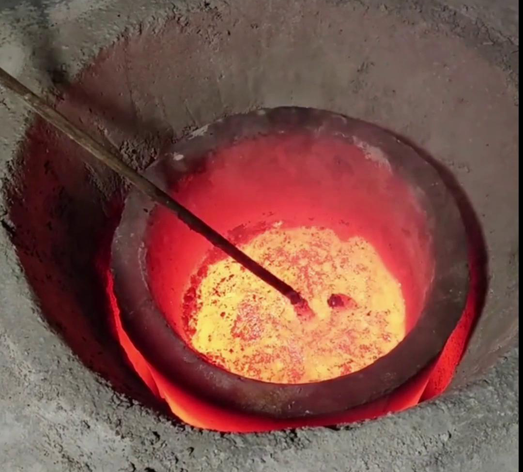 根據(jù)客戶特定的熔煉需求、生產(chǎn)規(guī)模、場地條件等因素，專門設(shè)計和制造的中頻感應(yīng)熔鋁爐(圖2)