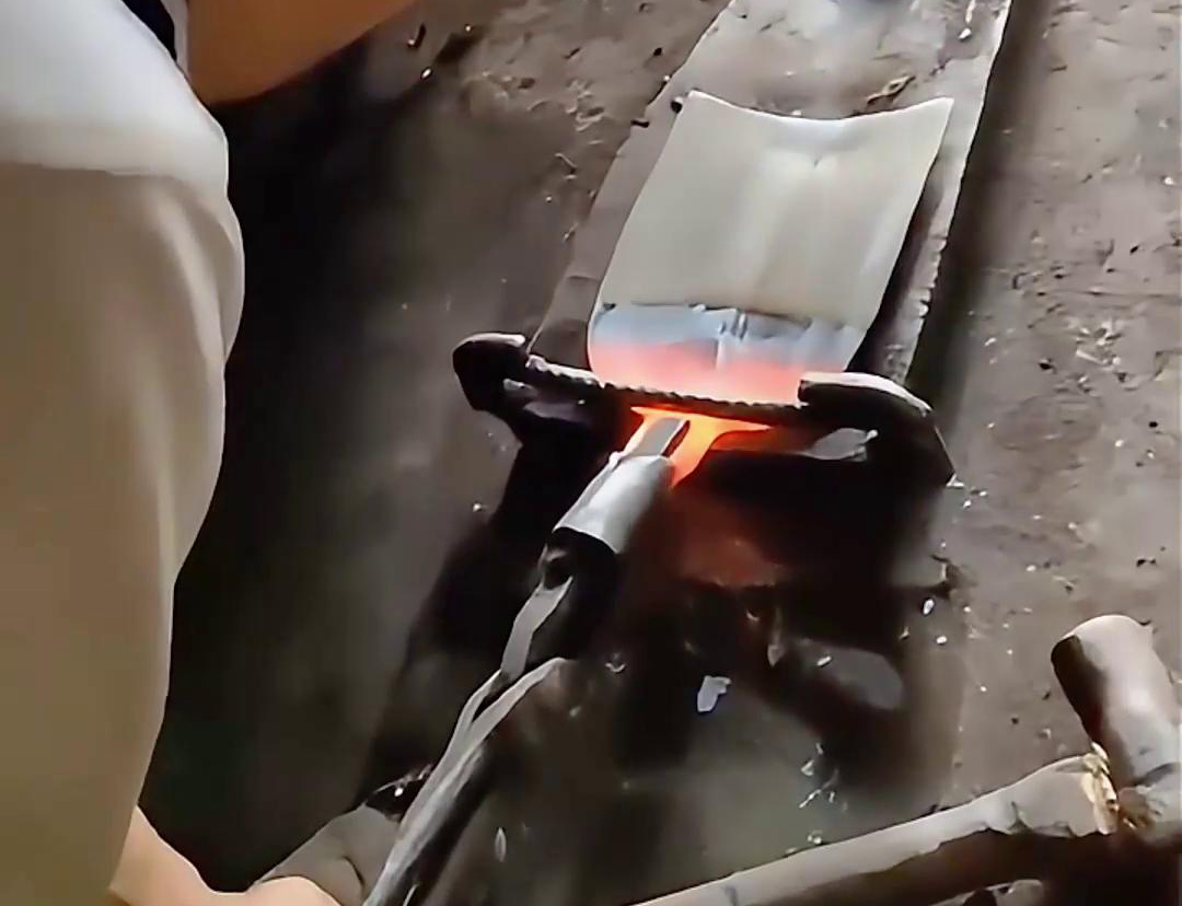 超音頻感應加熱設(shè)備對農(nóng)用鋤頭進行加熱退火熱處理折彎