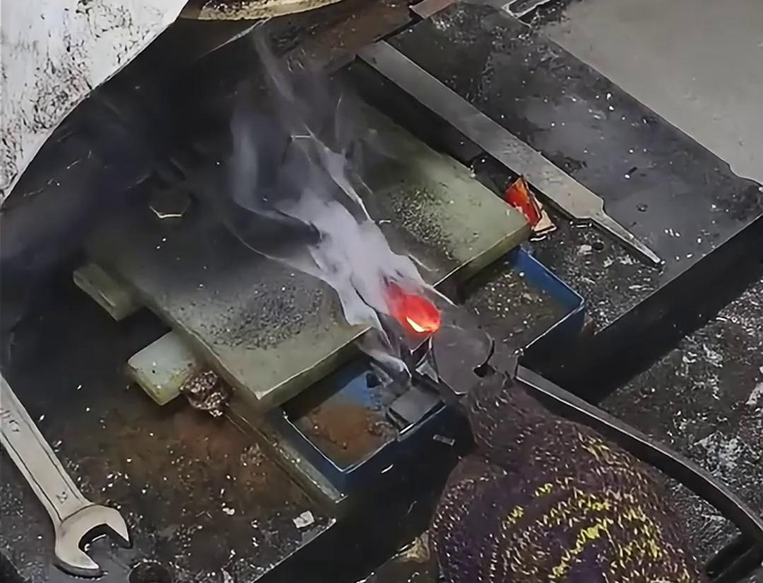 老虎鉗口淬火就是使用高頻淬火機快速加熱，并在短時間內將其冷卻