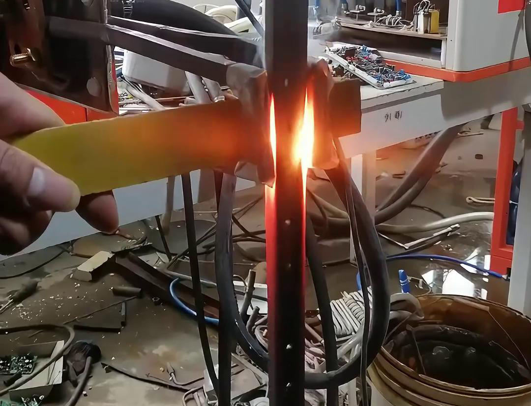 適用超高頻淬火機(jī)對導(dǎo)軌淬火試驗(yàn)，驗(yàn)證淬火是否能達(dá)到工藝要求