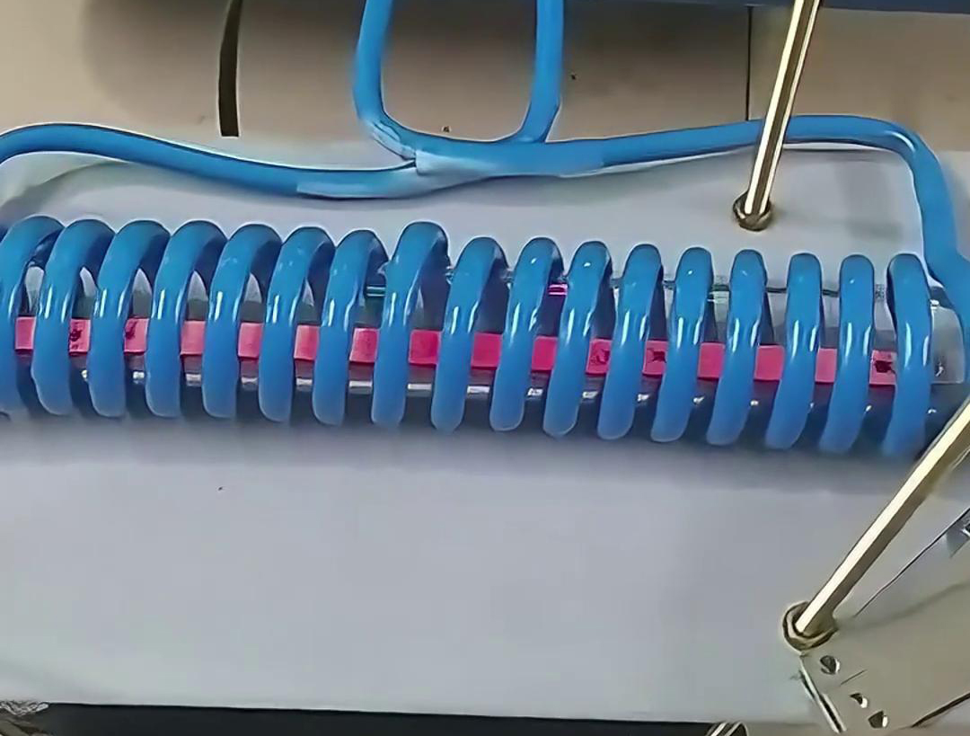 客戶定制的高頻退火機，專門用于雙孔墊片在線退火，