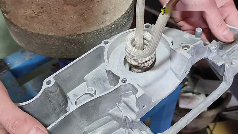 鋁殼使用高頻加熱機加熱內(nèi)孔，然后軸承熱裝配
