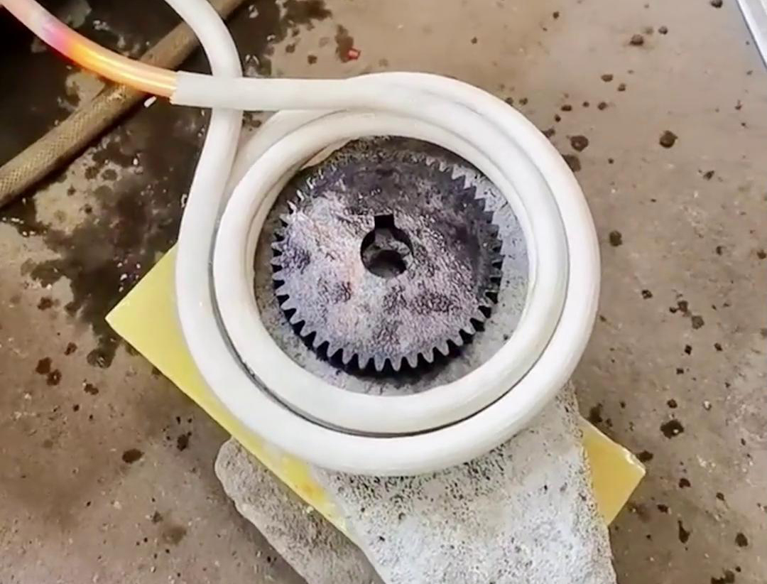 高頻淬火設備能夠使齒輪的齒根和齒面溫度升高，而心部
