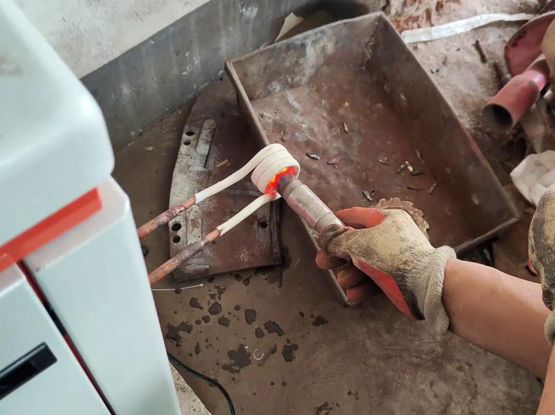 這是高頻加熱機(jī)，專門用來鎢鋼合金熱拆解的
