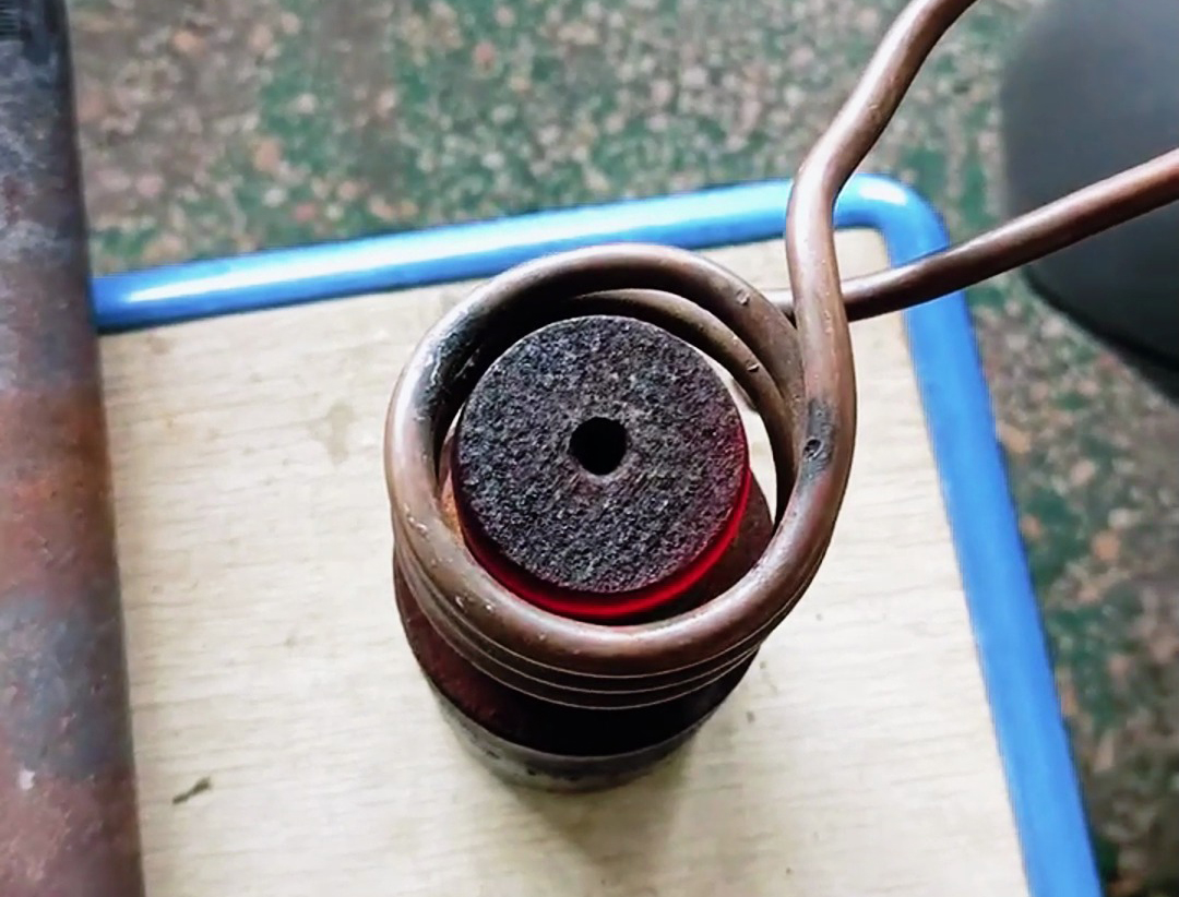 實(shí)心棒料加熱實(shí)驗(yàn)，采用了25KW的軟鏈接高頻感應(yīng)加