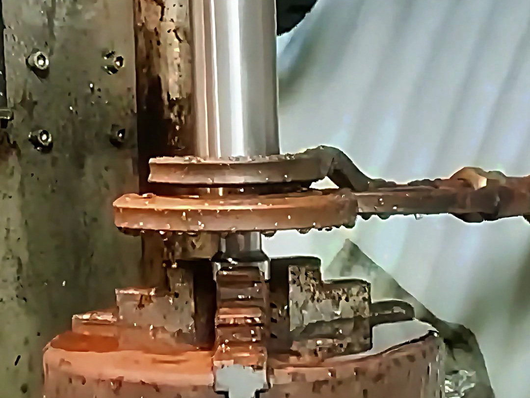 高頻淬火機(jī)床操作簡(jiǎn)化:行業(yè)門檻降低背后的效率邏輯(圖1) 高頻淬火機(jī)床操作簡(jiǎn)化:行業(yè)門檻降低背后的效率邏輯(圖1)
