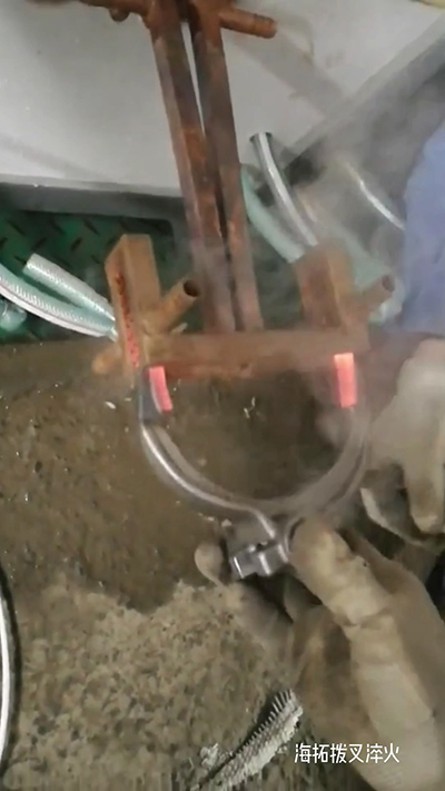 高頻加熱機 撥叉淬火，1.7秒一個，質(zhì)量杠杠滴