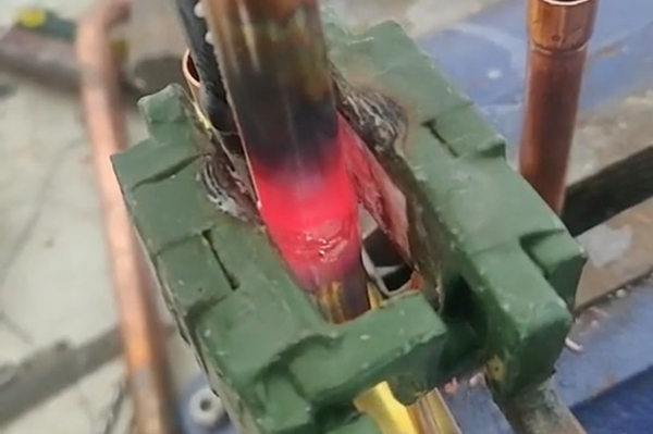 銅管焊接，四通閥接頭焊接銅管用手持式高頻焊機